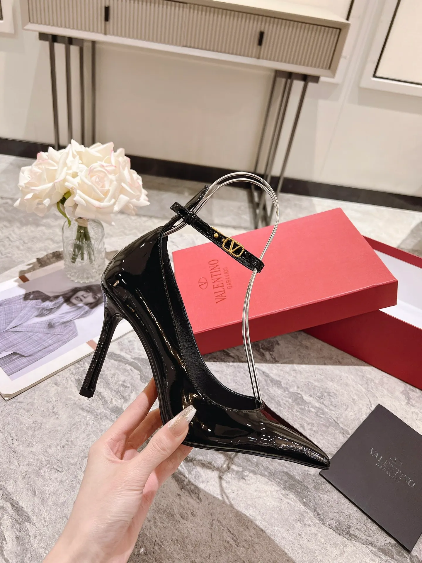 👟👟Ex-factory price 440👟👟 Genuine leather sole +40 Top version 𝑉𝐴𝐿𝐸𝑁𝑇𝐼𝑁𝑂 Valentino new spring and summer women's 6⃣️color patent leather shoes. Unique (small V-label buckle) hardware brings out a full sense of high-end, and the new season will live up to expectations! Worth buying ★ Qipi is absolutely high-grade ❥Original method, absolutely sensual ❥Elegant style, creating a different feeling, simple and elegant style!  Code number: 35-41 (34-42 customized) Fabric: Imported patent leather Lining: Sheepskin lining Heel height: 7cm-10cm2⃣️Various heel height options Leather outsole Rubber outsole